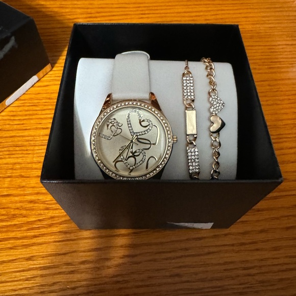 NWT Macy’s Watch Set with Matching Bracelets - Picture 3 of 5